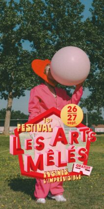 Personne en rose avec un ballon devant le visage