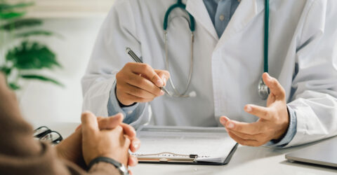 médecin qui discute avec une patiente