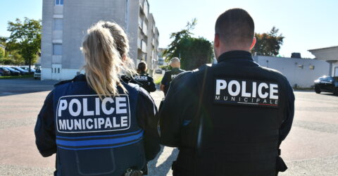 Deux agents de dos de la police municipale d'Eysines