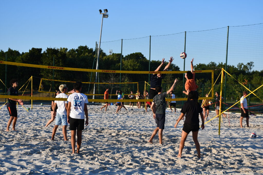 Aire de sports de sable au domaine du Pinsan d'Eysines avec un tournoi de volley-ball