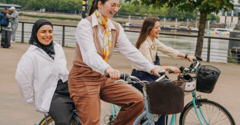 3 jeunes à vélo