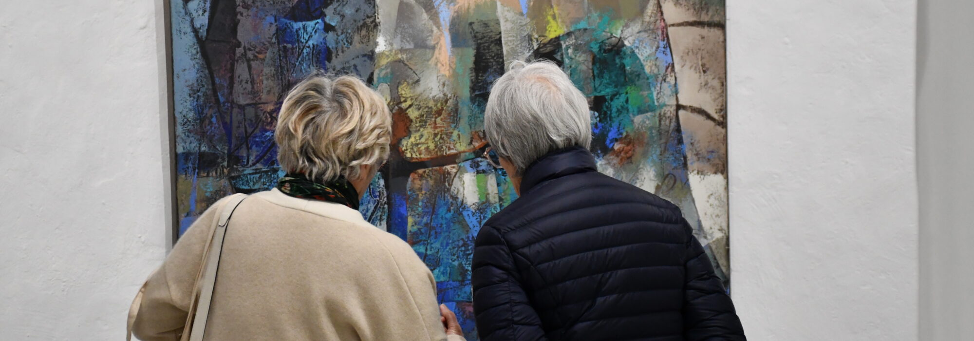 deux personnes regardant un tableau