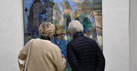 deux personnes regardant un tableau
