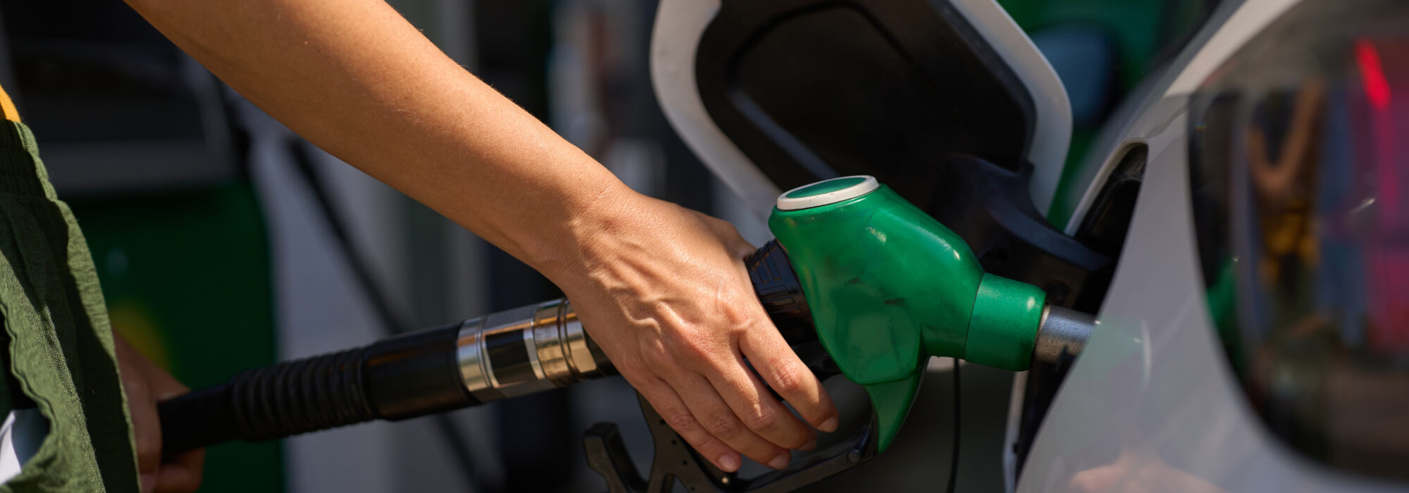 Personne qui met de l'essence dans sa voiture
