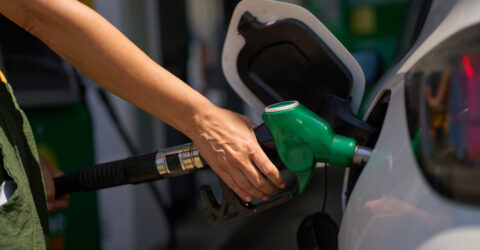 Personne qui met de l'essence dans sa voiture